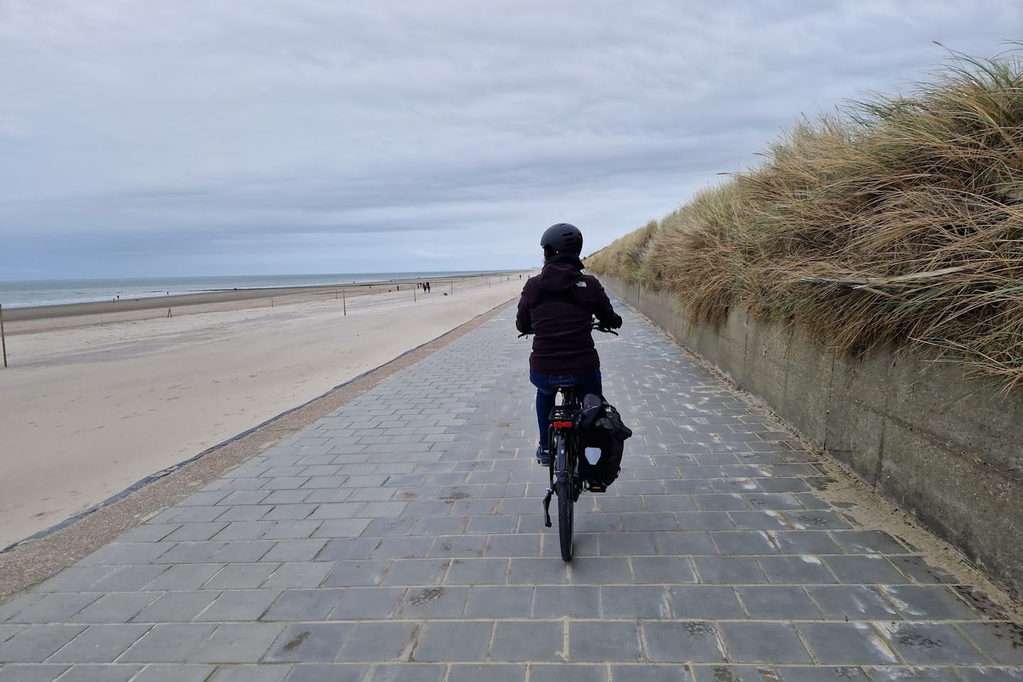 Fietsen op de 'dijk' van Bredene